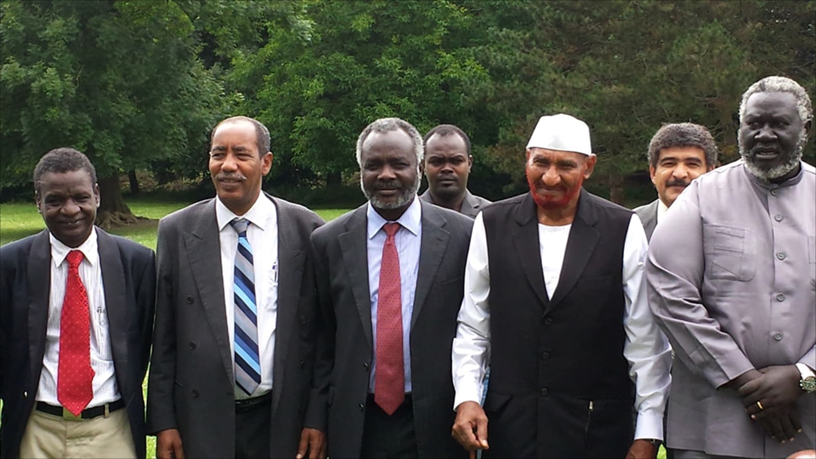 السفير الأمريكي يغازل” قحت ” لفك العزلة السياسية في السودان￼