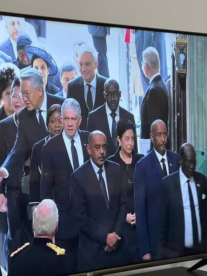 البرهان يشهد تشيع الملكه إليزابيث الثانية نيابة عن الشعب السوداني