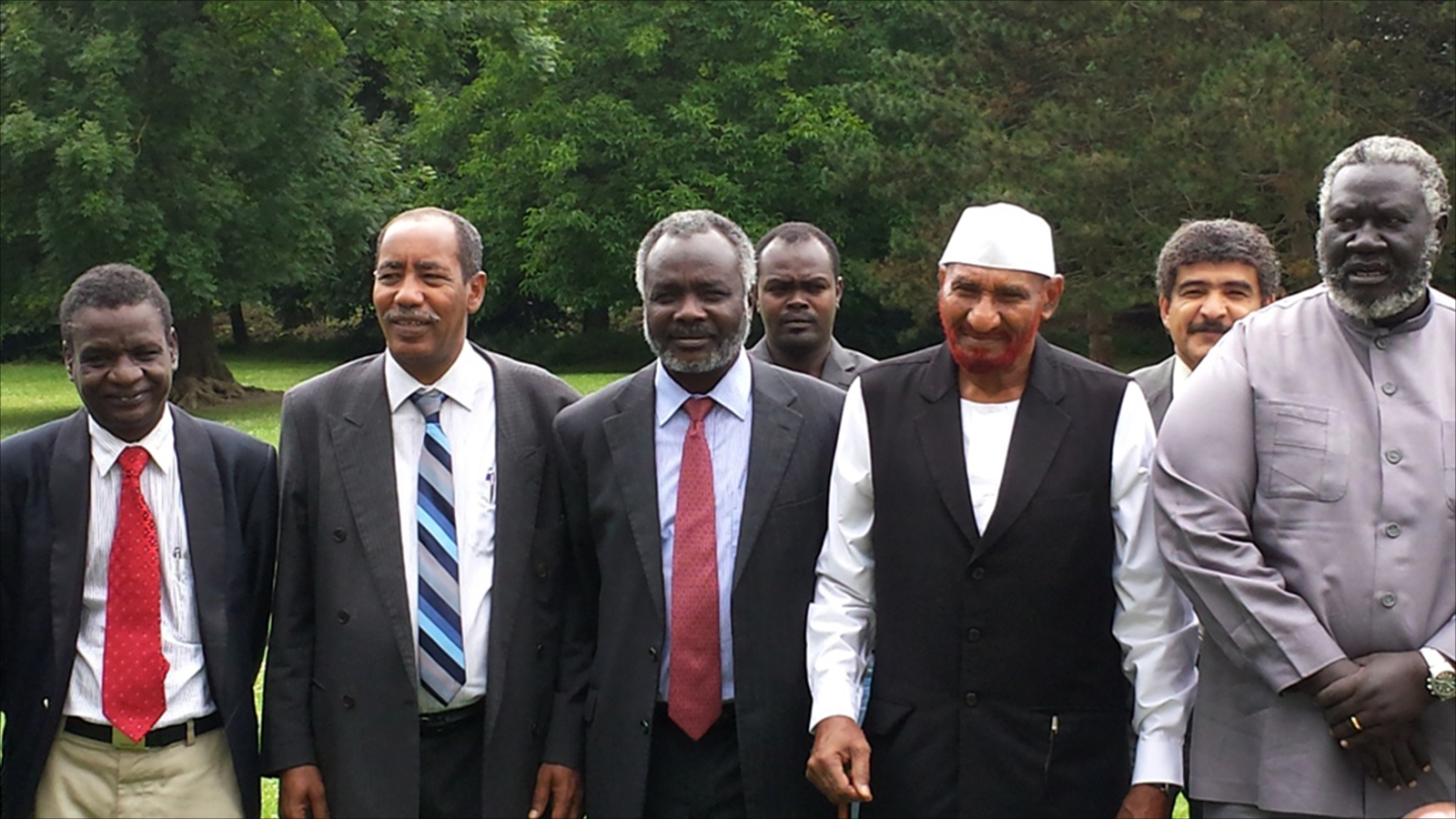 السفير الأمريكي يغازل” قحت ” لفك العزلة السياسية في السودان