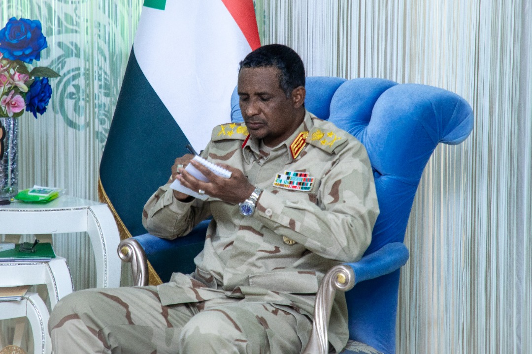 حميدتي: يدُ تحمل المعول لبناء السودان